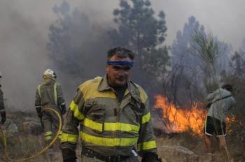 Los efectivos movilizados se emplearon a fondo en el fuego declarado en el municipio de Maside. (Foto: MARTIÑO PINAL)