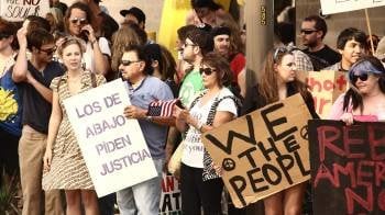 Un grupo de 'indignados' muestras sus pancartas en las calles de Dallas. (Foto: FRANK VÁZQUEZ)