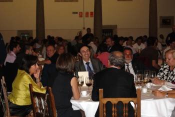 Manuel Gómez-Franqueira, en el centro, durante la cena de homenaje en un hotel compostelano. (Foto: VICENTE PERNÍA)