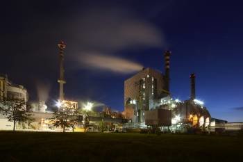 Imagen nocturna de la fábrica de celulosa de Ence, en la ría de Pontevedra. (Foto: ENCE)