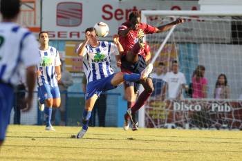 Sidibe, jugador del Pontevedra, intenta despejar ante un rival del Areas, en A Lomba (Foto: RAFA FARIÑA)