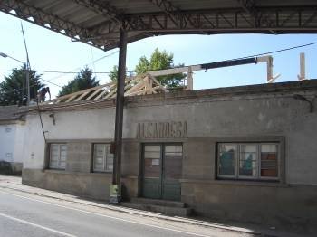 El edificio de la antigua aduana lusa. Una empresa lo está dotando de un nuevo tejado. (Foto: A. R.)