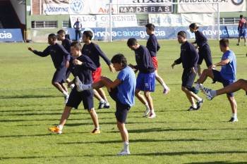 Los jugadores del Ourense, ayer durante el entrenamiento. (Foto: XESÚS FARIÑAS)