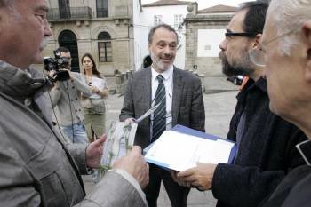 Roberto Varela y Rey Pichel durante la visita que realizaron ayer a la catedral de Santiago. (Foto: XG)