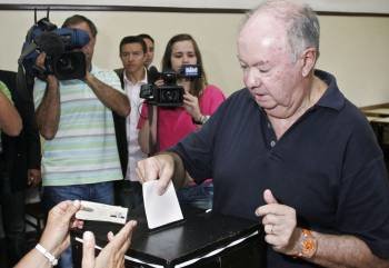 El presidente regional Alberto Joao Jardim en el momento de depositar su papeleta. (Foto: H. GOUVEIA)