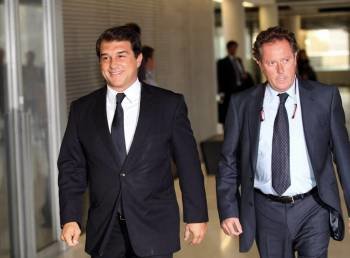 El ex presidente del FC Barcelona Joan Laporta, junto a su abogado Xavier Arbos  (Foto: EFE)