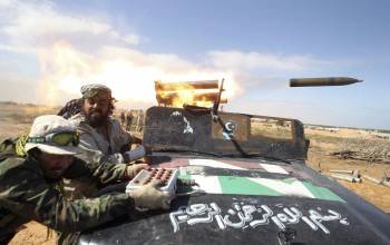 Rebeldes libios se enfrentan a tropas gadafistas durante la batalla para liberar Sirte (Foto: EFE)