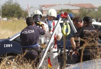 Agentes de la Policía Científica de Sevilla, se disponen a registrar una alcantarilla ubicada en el exterior de la vivienda del padre de los niños de 2 y 6 años desaparecidos (Foto:EFE)