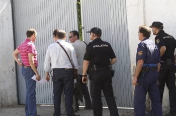 Agentes de la Policía Científica de Sevilla, en el momento de entrar a registrar la vivienda del padre de los niños de 2 y 6 años desaparecidos (Foto: EFE)