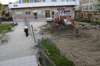 Una excavadora preparaba ayer el terreno en el parque Mestre Luis Fernández. (Foto: MIGUEL ÁNGEL)
