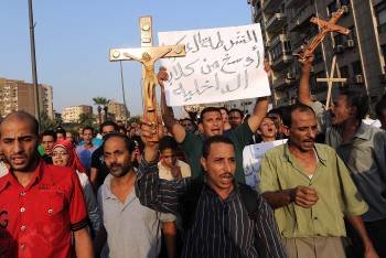 Centenares de personas en El Cairo asistieron al funeral de los coptos fallecidos tras los disturbios. (Foto: MOHAMED OMAR)