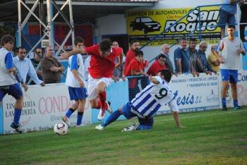 Quintairos, jugador del Ourense, regatea a Brais, delantero del Cultural Areas. (Foto: VERÓNICA GONZÁLEZ)