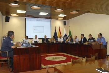 El comité del Plan Especial de Atención a Emergencias por Fenómenos Volcánicos reunido en El Hierro. (Foto: G. FINOL)