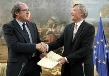 El ministro Ángel Gabilondo y el rector de la Universidad de Luxemburgo, Rolf Tarrach. (Foto: JUANJO MARTÍN)