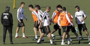 El técnico portugués José Mourinho  observa a sus jugadores en pleno entrenamiento (Foto: EFE)