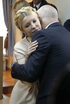 La ex primera ministra y líder opositora de Ucrania, Yulia Timoshenko recibe un abrazo de su marido (Foto: EFE)