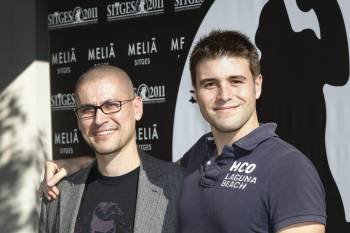 El director Carles Torrens (d), y el guionista Rodrigo Cortés (i), director de la aclamada 'Buried', posan para la prensa gráfica durante la presentación de la película 'Emergo'.