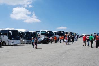 Autobuses con visitantes estacionados en la estación de montaña de Manzaneda. (Foto: LB)