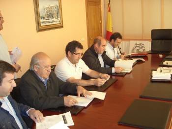 Suárez, Cardoso, Barreal y Veiga, analizan documentos relativos a la Fundación Comarcal. (Foto: A. R.)