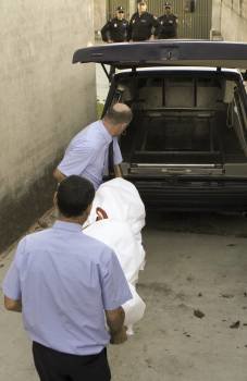 Operarios de la funeraria trasladan el cadáver. (Foto: SALVADOR SÁS)