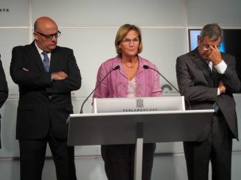 La presidenta del parlamento catalán anuncia los recortes decididos en la cámara autonómica.