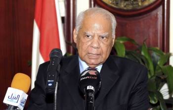 El viceprimer ministro egipcio y también titular de Finanzas, Hazem Beblawi, presentó su dimisión. (Foto: STRINGER.)