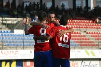 Eder y Amilton -de espaldas- celebran con Yebra el gol del triunfo local en la anterior cita de O Couto. (Foto: JOSÉ PAZ)