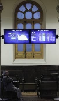 Imagen de dos paneles de la Bolsa de Madrid que muestran la evolución hoy del principal indicador de la bolsa española, el IBEX 35. (Foto: EFE)