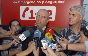 Carmen López, del IGN, Juan Santana, director de emergencias y Alpidio Armas, presidente de El Hierro. (Foto: GELMERT FINOL)