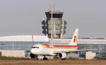 Aeronave de la empresa Iberia en el aeropuerto de Lavacolla, en Santiago de Compostela (Foto: EFE).