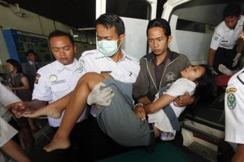 Una mujer llega a un hospital local tras resultar herida en el terremoto de 6 grados de magnitud sacudió hoy , las aguas al suroeste de la turística isla de Bali  (Foto: EFE)