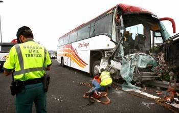 Imagen del estado del autobús, en el que viajaban jubilados, tras chocar esta mañana contra un camión en la autovía A-8, en dirección a Bilbao, cerca de Laredo (Foto: EFE)