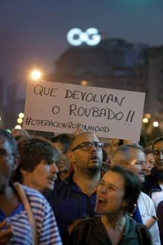 Protesta ante la vivienda del exdirector general de Caixa Galicia.  (Foto: CABALAR)