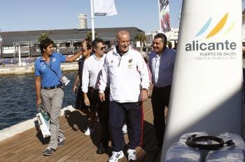 Del Bosque, durante el paseo previo al partido de la selección en Alicante, el pasado martes. (Foto: CARMELO RUBIO)