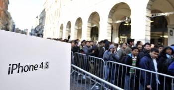 Centenares de personas hacen cola para ser los primeros en comprar el nuevo 'smartphone' de Apple, el Iphone 4S (Foto: EFE)