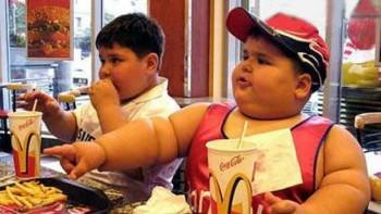 Niños obesos comiendo en un establecimiento de comida rápida. (Foto: Archivo EFE)