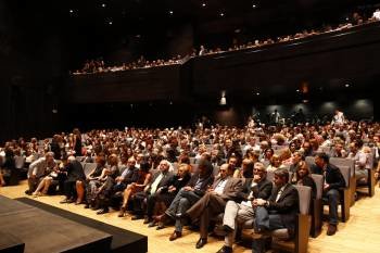 El público abarrotó el Auditorio Municipal durante la gala inaugural de la decimosexta edición del OUFF. (Foto: XESÚS FARIÑAS)