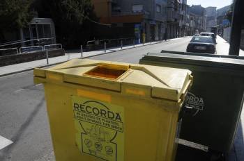 Contenedores para la recogida de residuos urbanos en una de las calles de Ribadavia. (Foto: MARTIÑO PINAL)