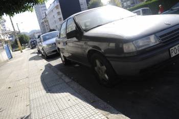 Un Opel Vectra, abandonado ayer en la calle Otero Pedrayo, antes de ser retirado por la grúa. (Foto: MARTIÑO PINAL)