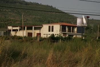 Exterior de la bodega Pazo Blanco Núñez, en el municipio de Pazos, en Verín. (Foto: MARCOS ATRIO)