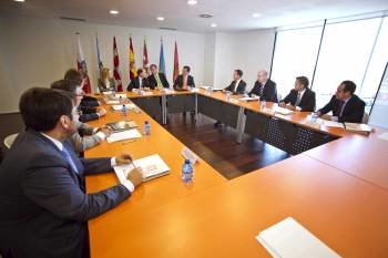 Los miembros de los gobiernos autonómicos durante la reunión. En el centro de la imagen, al fondo, el conselleiro Agustín Hernández. (Foto: ELÍAS MORATE)