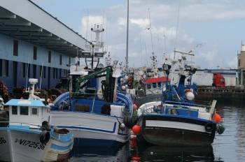 La flota de cerco de las Rías Baixas prevé parar si la Xunta recorta la pesca en las islas.