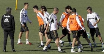 Los jugadores del Madrid, durante el entrenamiento del pasado lunes. (Foto: JUANJO MARTÍN)