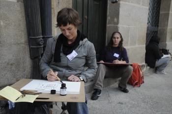 Isabell Seidel junto a otra participante dibujando en el Casco Viejo de Ourense. (Foto: MARTIÑO PINAL)