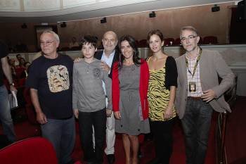 Pancho Casal, Vicente Montoto, Isabel Pérez, María Tosende y César Silva, durante la presentación de la película en el Teatro Principal. (Foto: CONCHI PAZ)
