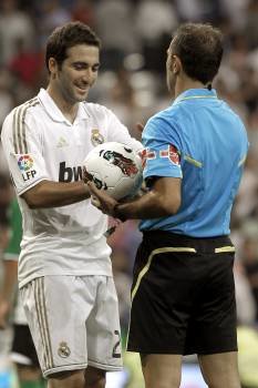 Higuaín le pide el balón al árbitro al finalizar el partido (Foto: JUANJO MARTÍN)