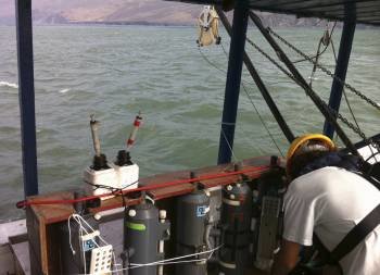Un tripulante del buque de investigación, recogiendo muestras en la zona. (Foto: G.S.C.)