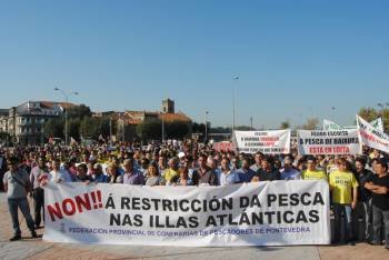 La protesta en Bouzas reunió a marineros de las 21 cofradías de pescadores de la provincia y se sumaron de Coruña y Lugo. El patrón mayor de Vigo, Alonso, a la izda.