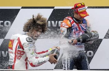 Casey Stoner y Simoncelli celebran el final de la carrera en Phillip Island, que supuso el segundo título del mundo de MotoGP del australiano. (Foto: M. PHILBEY)