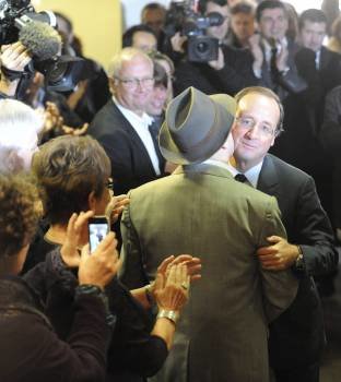 Hollande, aclamado por sus seguidores tras votar en un colegio de Tulle. (Foto: CAROLINE BLUMBERG)